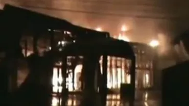 Piața centrală din Piatra Neamț s-a făcut scrum într-un incendiu de proporții (VIDEO)