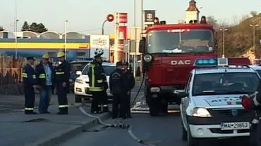 Pericol de explozie la o benzinărie din Alba Iulia, unde trei mașini au fost implicate într-un accident rutier