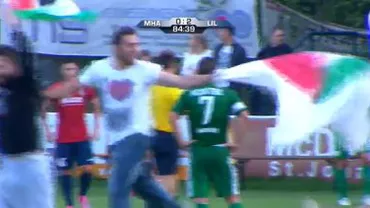 O partidă amicală de fotbal a fost întreruptă de un grup de suporteri care au intrat pe teren cu steagul Palestinei (VIDEO)