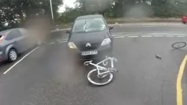 Marea Britanie: Un ciclist a scăpat nevătămat după ce a fost lovit de o mașină (VIDEO)