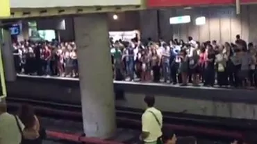 Circulaţia la metrou, dată peste cap mai bine de o oră, din cauza unei defecțiuni pe magistrala 2 (VIDEO)