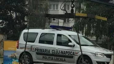 Întâmplare inedită la Cluj: O mașină a Poliției a fost ridicată pentru că a fost parcată prost (FOTO)