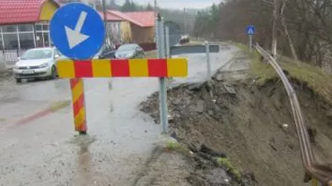Alunecările de teren produse în Mehedinți au cauzat închiderea circulației pe drumul județean 670, care leagă Drobeta Turnu Severin și Baia de Aramă