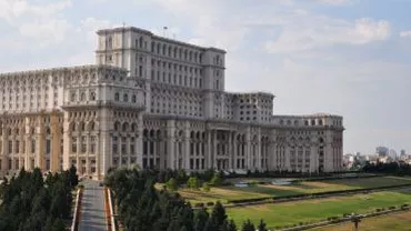 Aproape jumătate de milion de lei vor fi alocați de către Camera Deputaților pentru reparația scării de la intrarea oficială în Palatul Parlamentului