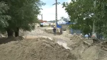 Scandal în Gorj pe nisipul lăsat de viitură: Oamenii vor să-l vândă, primarul vrea să repare digurile