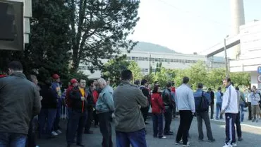 Aproximativ 300 de angajați ai Termocentralei Mintia din Hunedoara protestează față de reducerea de sporuri