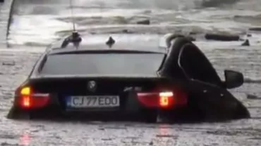 Liderul PSD Turda n-a trecut cu brio de inundații: Mașina sa, un BMW X6, a rămas împotmolită în Călimănești, unde apa avea peste un metru adâncime (VIDEO)