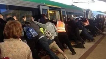Un bărbat din Australia și-a prins piciorul între tren și platformă: Zeci de oameni i-au sărit în ajutor (VIDEO)