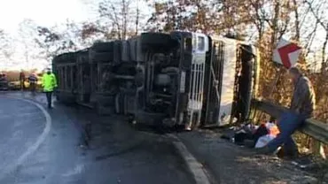 O mașină s-a ciocnit cu un tir în Bacău: O persoană a murit, iar o altă a fost rănită