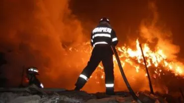 Un copil de cinci ani din Dâmbovița a murit într-un incendiu, trupul său fiind găsit carbonizat