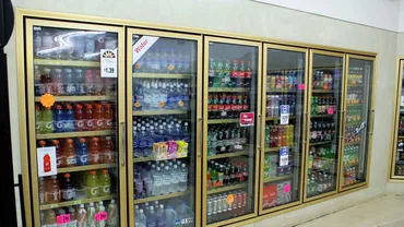 Studiu: Băuturile gazoase și sucurile de fructe pot ataca smalțul dinților în 30 de secunde
