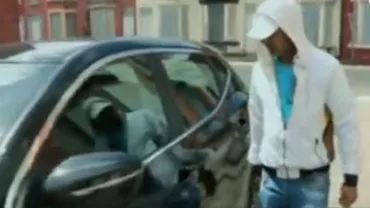 Românii dau lecții de furat în Marea Britanie: Aceștia au fost surprinși blocând semnalul telecomenzii mașinilor cu dispozitive speciale (VIDEO)