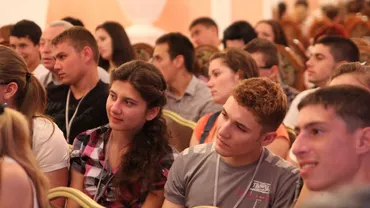 Studiu: Peste 50% dintre tineri ar alege meserii pe care să le înveţe rapid, dar părinţii insistă să urmeze o facultate