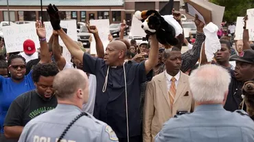 Proteste extinse în SUA, după moartea tânărului de culoare, împușcat de un polițist