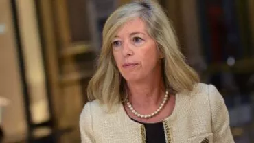 Stefania Giannini, ministrul italian al Educației, criticată după ce a apărut topless pe plajă