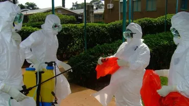 Mai mulți tineri au fost împușcați în timp ce voiau să iasă dintr-o zonă de carantină pentru Ebola