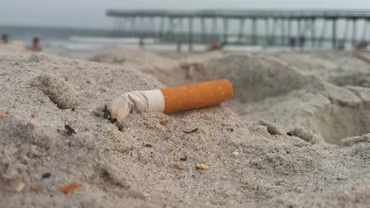 Turistă daneză, amendată cu 600 de euro pentru că a aruncat un chiştoc pe o plajă din Sardinia