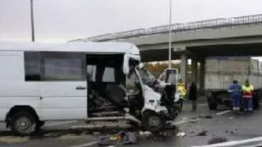 Două microbuze s-au ciocnit pe DN 17: Cinci persoane au fost rănite, între care și un copil