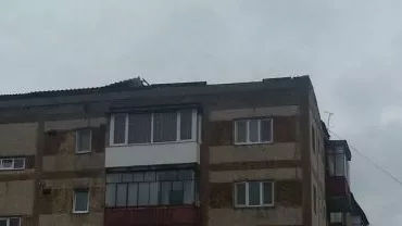 Acoperiș smuls de vânt în Scornicești: Șapte mașini au fost avariate