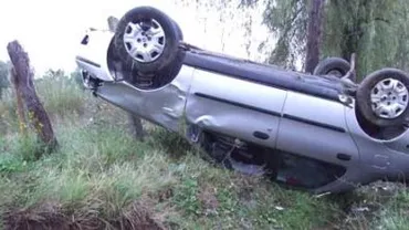 Vaslui: Șase persoane, printre care și doi copii, au fost rănite după ce mașina în care se aflau s-a răsturnat într-un câmp