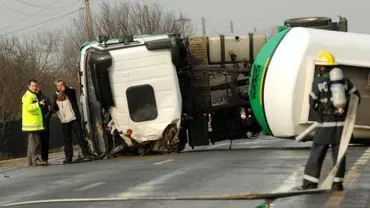 Brașov: Doi răniți, după ce o cisternă cu 10 tone de drojdie de bere s-a răsturnat pe DN1A