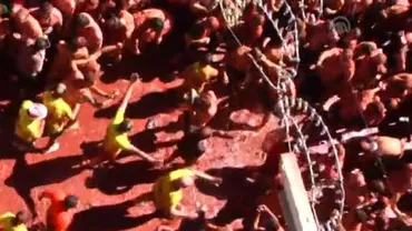 Tomatina 2014, cea mai mare bătaie cu roșii de pe planetă: 22.000 de oameni s-au bătut cu 125 de tone de tomate (VIDEO)