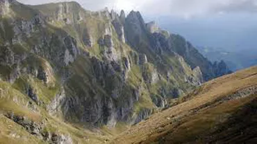 Turistă accidentată în Bucegi după ce a căzut şapte metri într-o râpă