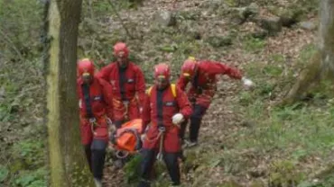 O turistă și-a rupt piciorul în Masivul Retezat, alunecând pe pietrele ude