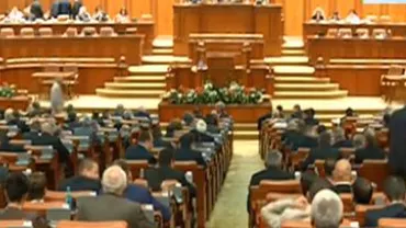 Protest în Camera Deputaților: PDL a împărțit cartoane privind Legea grațierii cu mesajul ”Ponta, când îl grațiezi pe Voiculescu?” (VIDEO)