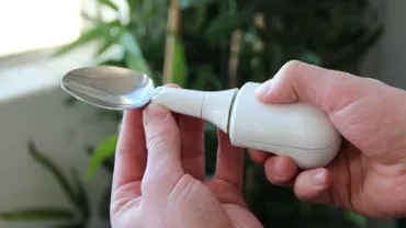 Compania care a creat o lingură specială pentru pacienții cu Parkinson, cumpărată de Google