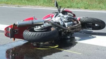 O tânără de 18 ani a murit după ce a intrat cu motocicleta sub un tir