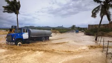 Mii de turiști blocați în Mexic, din cauza uraganului Odile