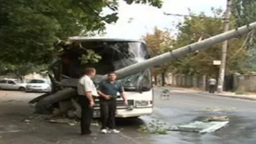 Cinci persoane au ajuns la spital, după ce autobuzul în care se aflau a intrat într-un stâlp de electricitate în Sfântu Gheorghe