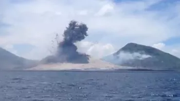 Erupția unui vulcan din Papua Noua Guinee, filmată de un turist (VIDEO)