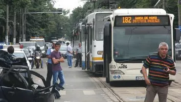 Accident soldat cu patru răniți în București: Un autobuz RATB s-a ciocnit cu o mașină pe Calea Dorobanților