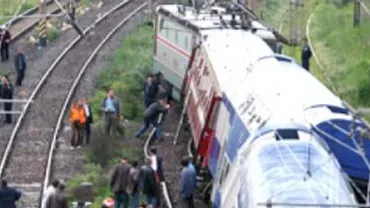 Mai mulți răniți și un mort în apropiere de Bacău, după ce un tren a izbit din plin un TIR care nu a acordat prioritate garniturii feroviare
