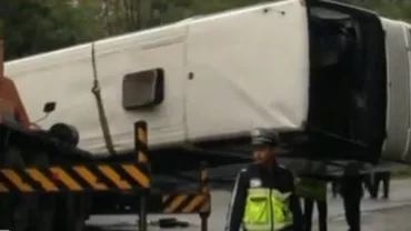 Un român a murit, iar alți 14 au fost răniți după ce un autocar s-a răsturnat, în Bulgaria. Primele imagini de la locul accidentului