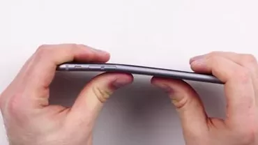 Mai mulți utilizatori Apple se plâng de faptul că noile modele iPhone sunt fragile și se îndoaie foarte ușor (VIDEO)