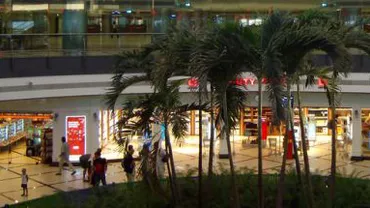 Zeci de români blocați pe aeroportul din Antalya după ce o cursă TAROM a fost amânată (VIDEO)