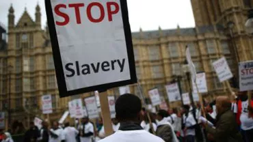 Români și polonezi, victime ale ”sclaviei moderne”: Oamenii, tratați ”ca vitele”, în Marea Britanie