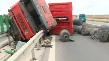 Un TIR s-a răsturnat pe Autostrada Soarelui: Circulația pe sensul Constanța - București este blocată (VIDEO)