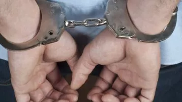 Tânăr din Suceava, arestat după ce a furat o cheie de la un bărbat care a murit pe stradă