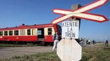 Bistrița-Năsăud: Trei persoane au fost rănite, după ce un autoturism a fost lovit de tren (VIDEO)