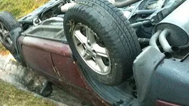 Cluj: Un tânăr a murit și altul a fost rănit, după ce mașina în care se aflau s-a răsturnat în albia unui râu