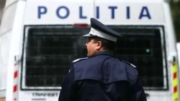 București: Minor arestat după ce a furat o mașină, a jefuit un taximetrist şi a provocat un accident
