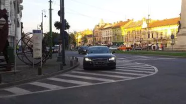 Arad: Limuzina familiei Falcă, parcată în mijlocul intersecției