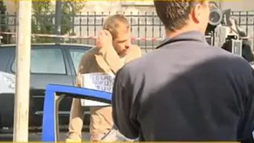 Un bărbat și-a dat foc la păr în fața sediului DNA București (VIDEO)
