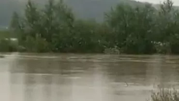 Hidrologii au emis cod portocaliu de inundații pe râuri din vestul țării