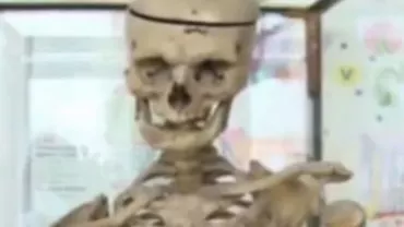 Prahova: Scheletul unui fost director, mort în secolul trecut, folosit de elevi la orele de anatomie (VIDEO)