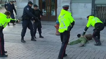 Un bărbat a fost reținut la Ottawa la câțiva metri de Stephen Harper, care depunea o coroană de flori